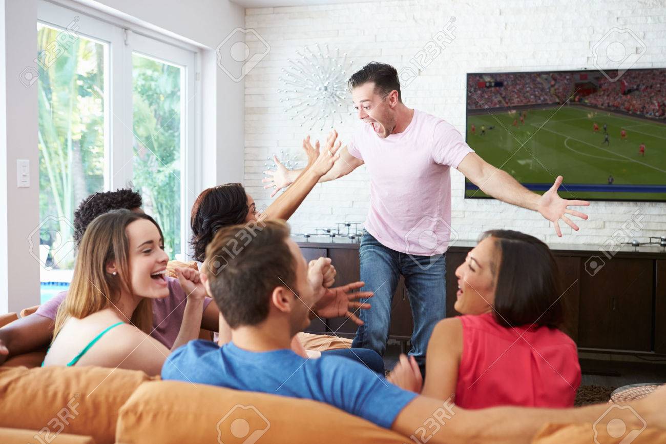 Voetbal kijken royalty vrije foto's, plaatjes, beelden en stock ...