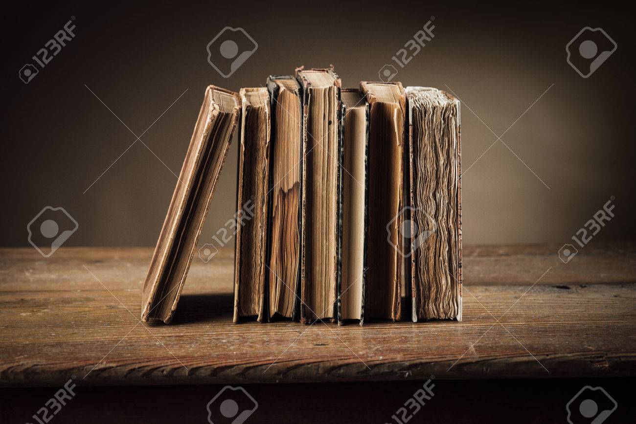 Libri antichi su un tavolo vecchio rovina ancora la vita, l ... Tavolo vecchio