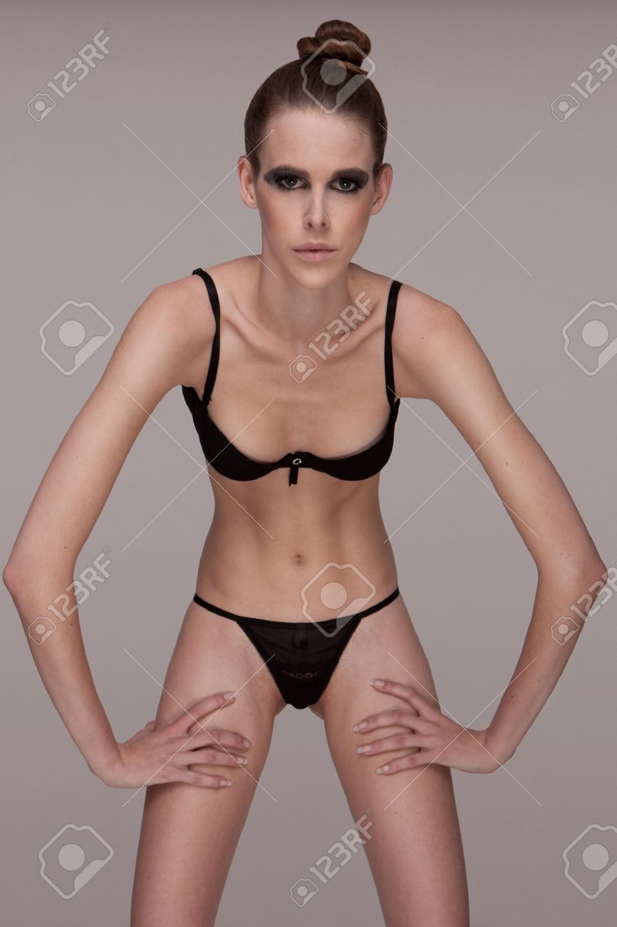 Immagini divertenti - Pagina 9 12589795-Bella-donna-magra-che-porta-biancheria-nera-Archivio-Fotografico