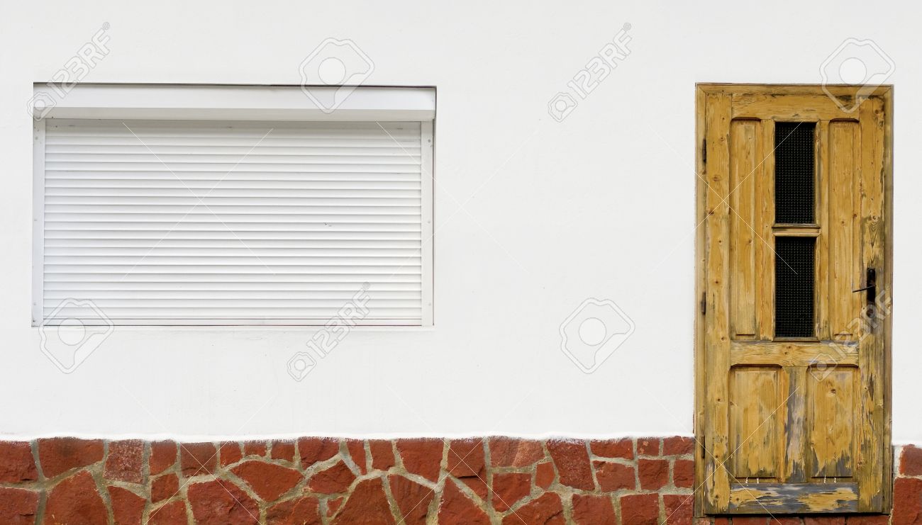 Muro bianco con la vecchia porta di legno e finestra con tende ... Porta tende in legno