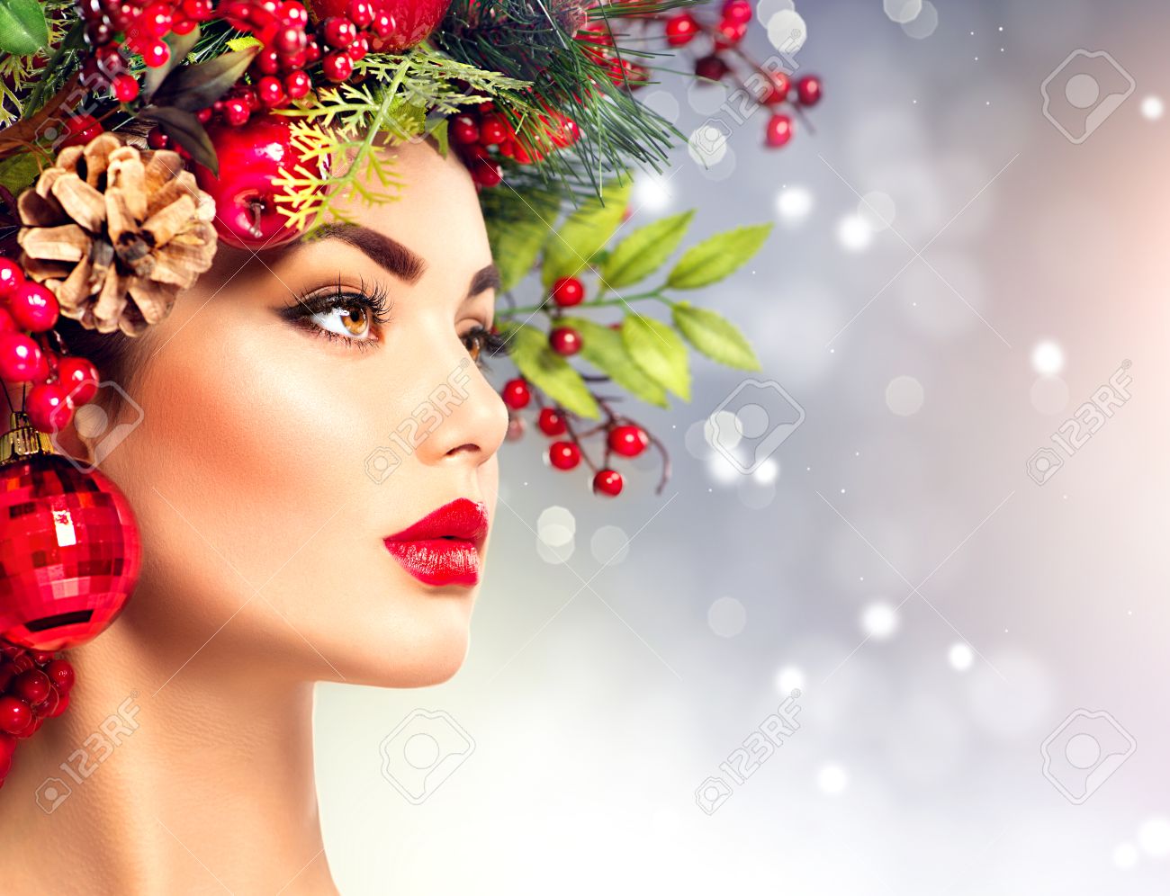 Foto de archivo , Mujer modelo de moda de Navidad. El peinado y el maquillaje de vacaciones