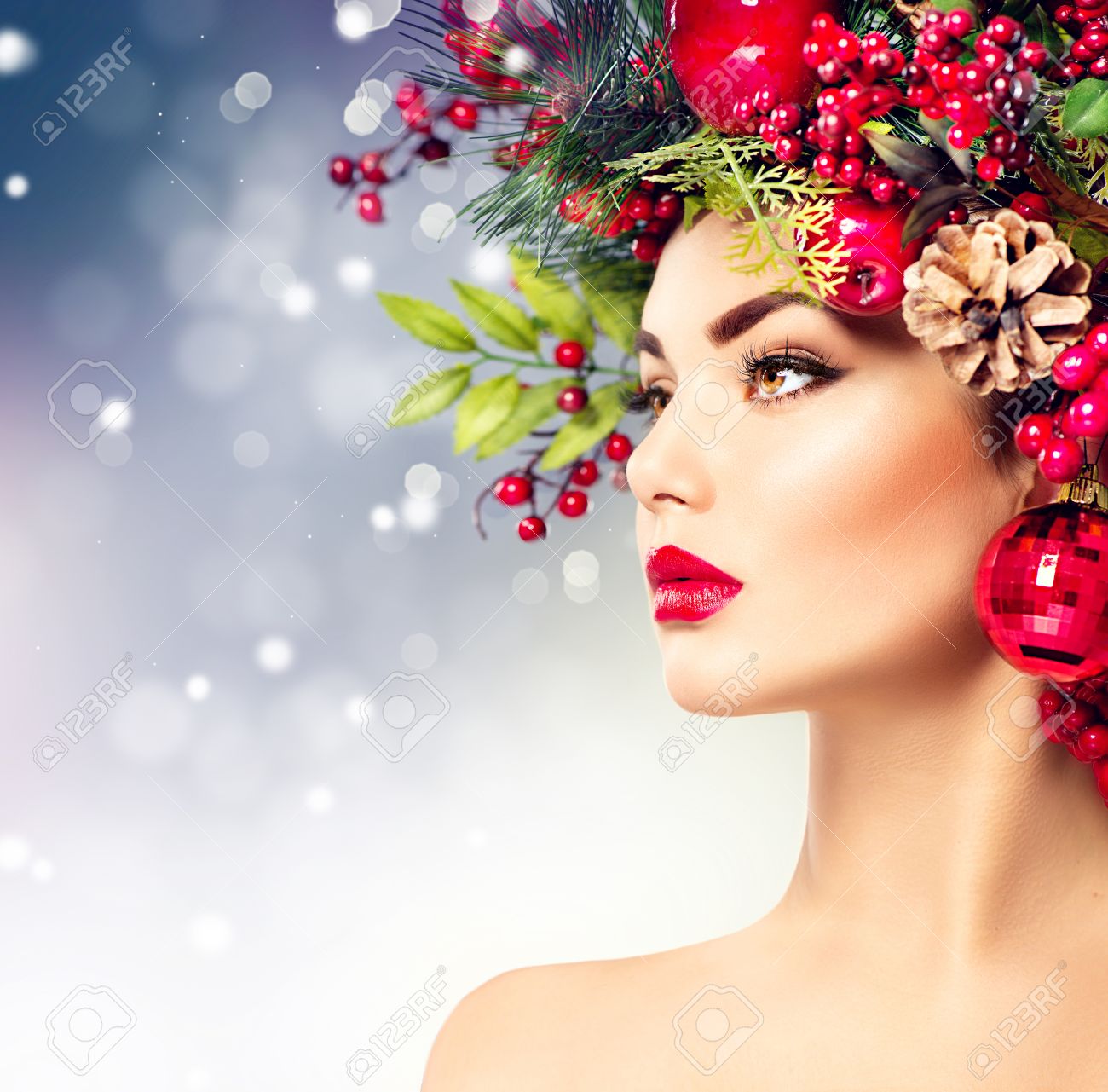 Foto de archivo , Mujer modelo de moda de Navidad. El peinado y el maquillaje de vacaciones