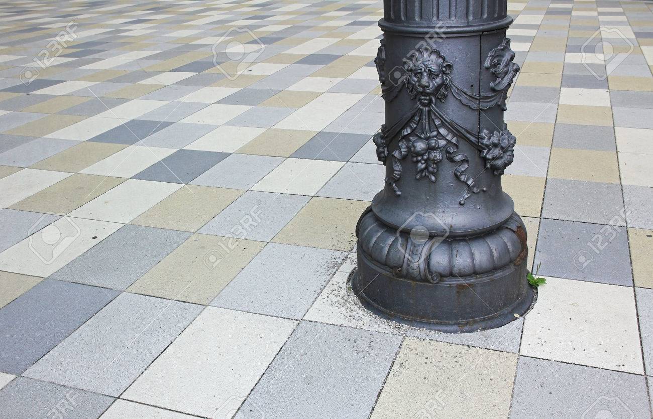 Kaklat mark och historiska pelare med ornament royalty fria ...