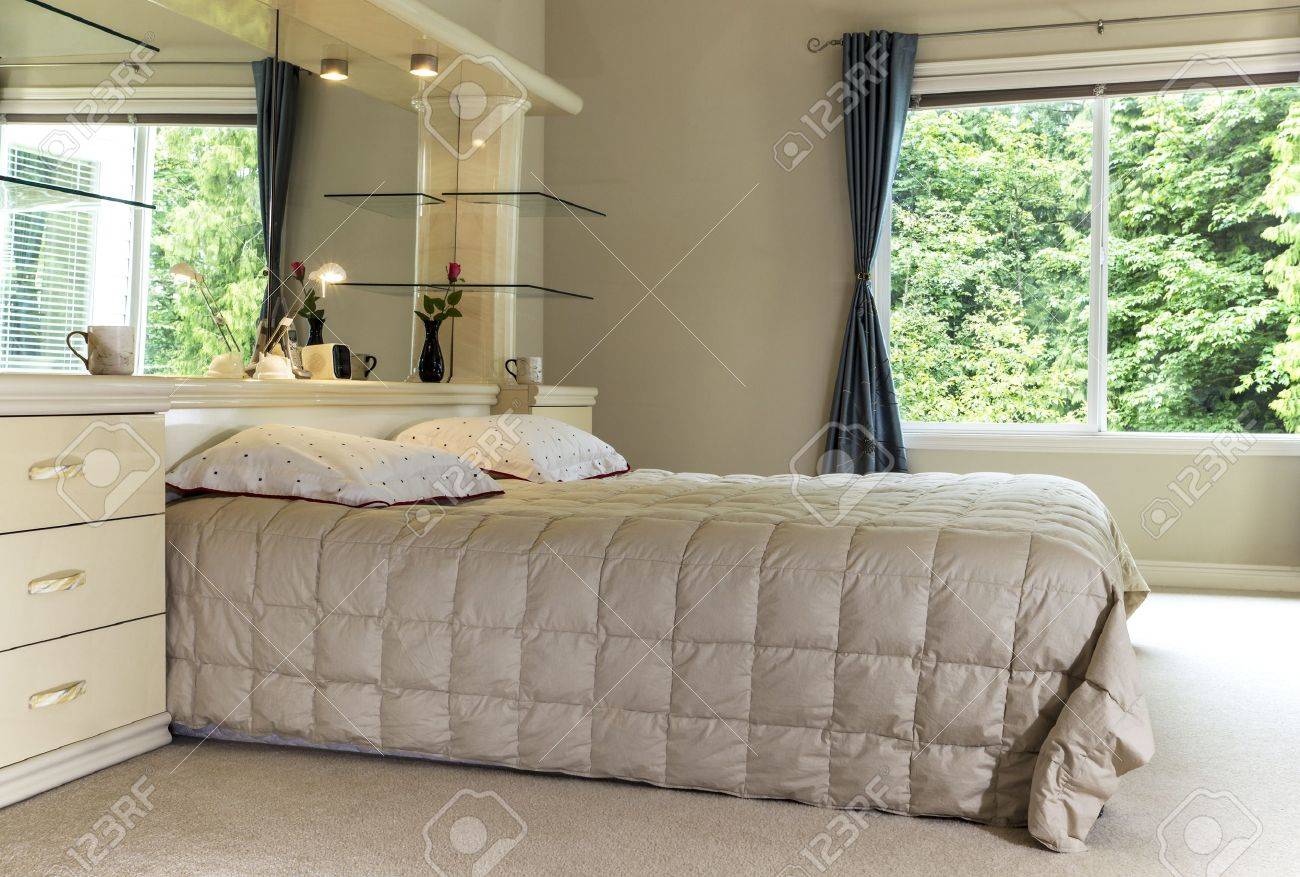 Chambre des maîtres avec lit king size, un grand miroir et rideaux ...