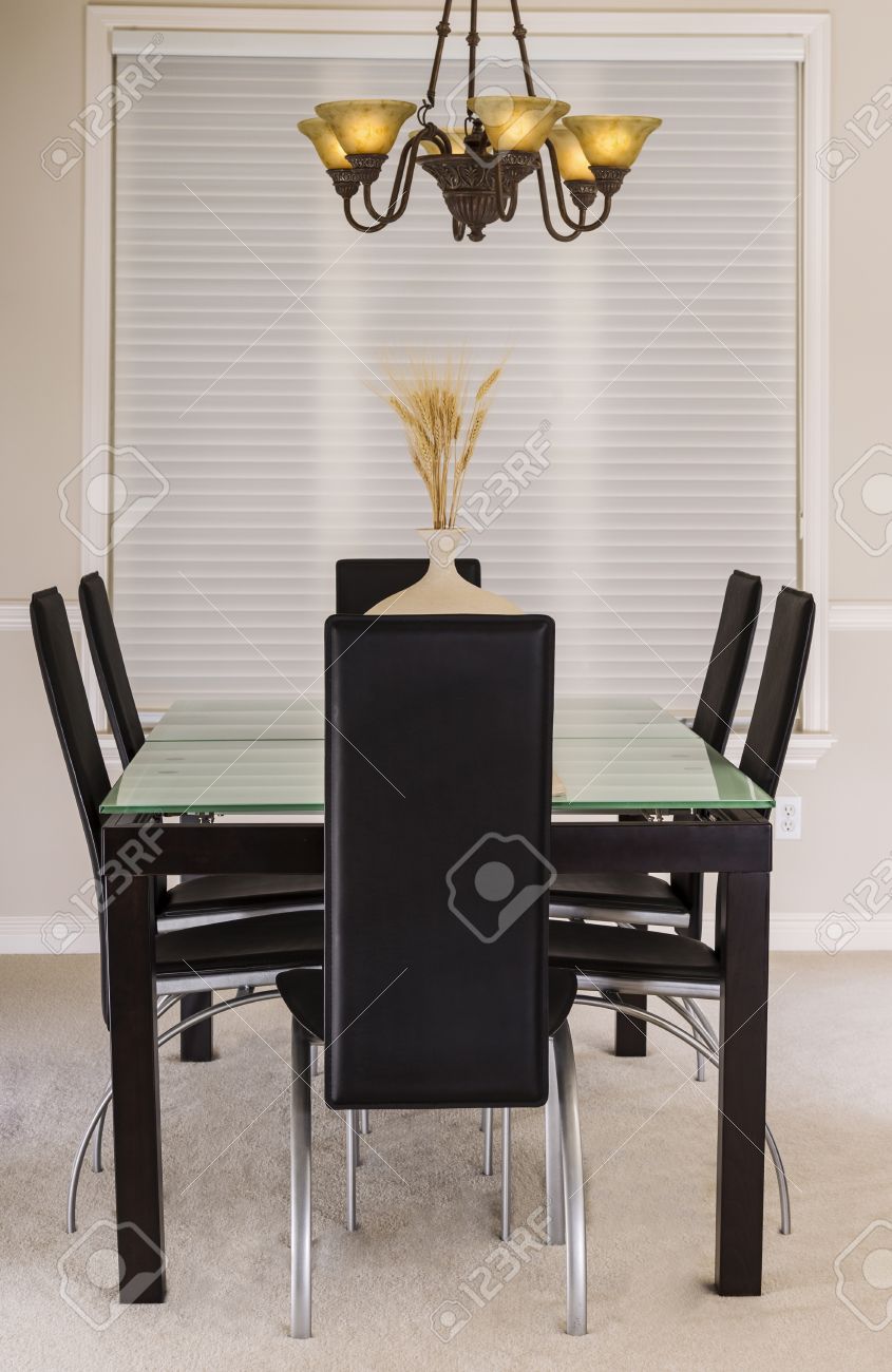 Salle à manger moderne avec table en verre haut, fauteuils en cuir ...