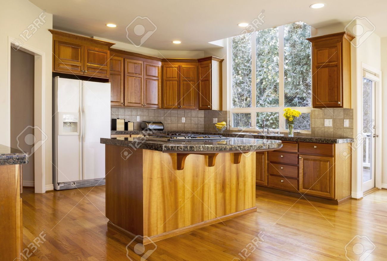 Cuisine moderne avec des planchers en bois de chêne rouge banque d ...