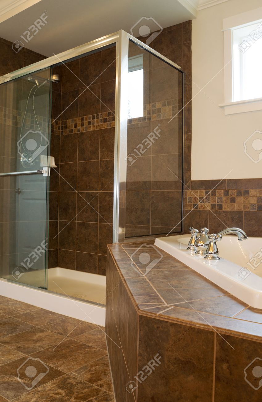 Photo verticale de promenade dans la douche de verre dans salle de ...