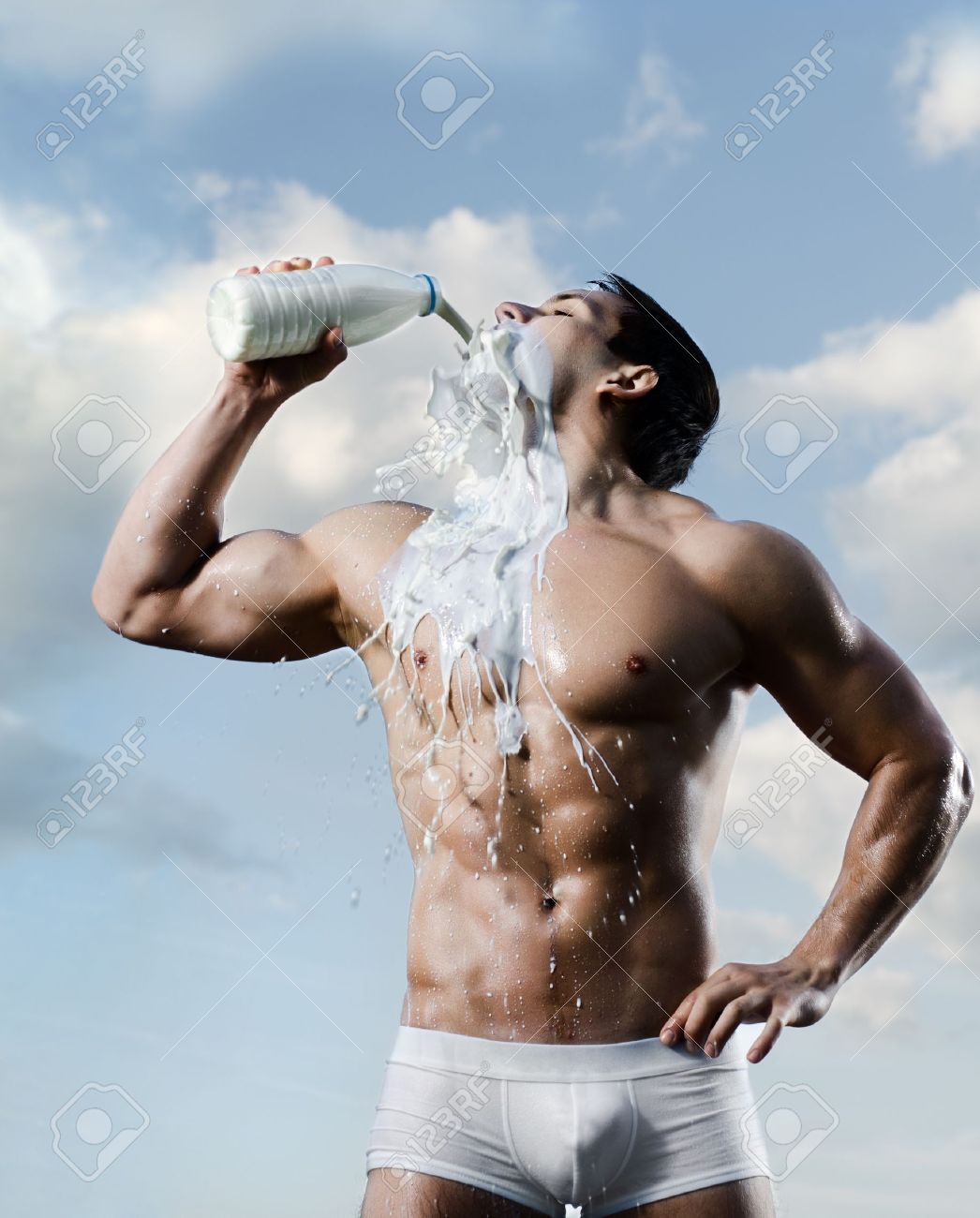 11219924-la-muy-musculoso-chico-guapo-sexy-en-el-fondo-del-cielo-tomar-leche-Foto-de-archivo.jpg