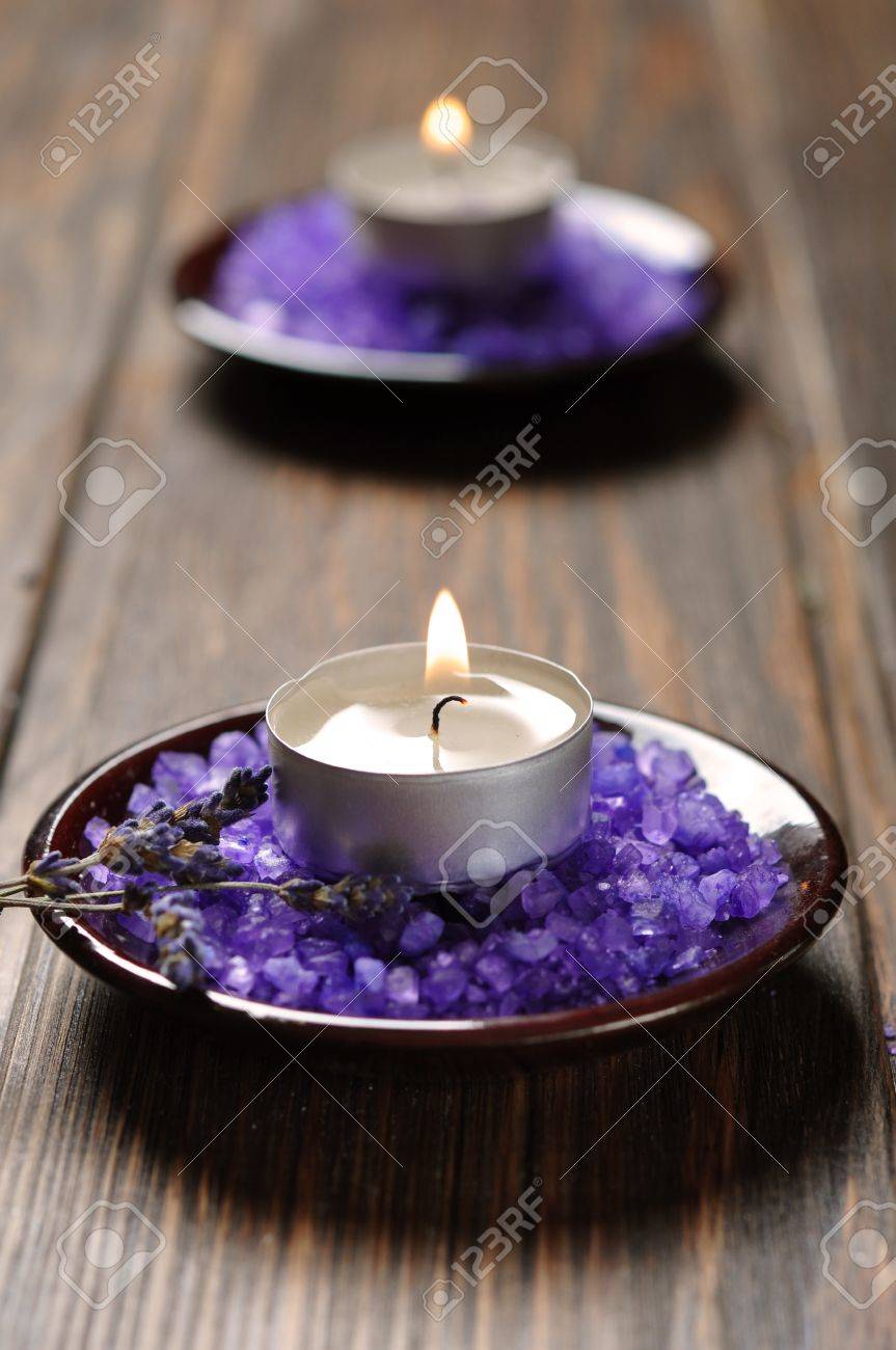 archivio fotografico sfondo spa candela con bagni di sale e rametti di lavanda