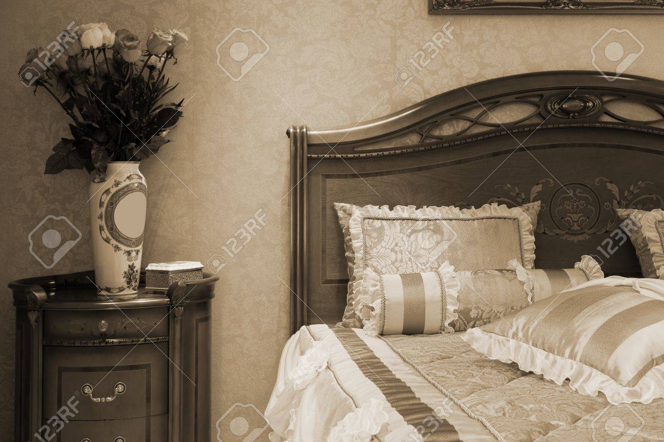 Boeket van rozen van de bedden in de moderne slaapkamer royalty ...