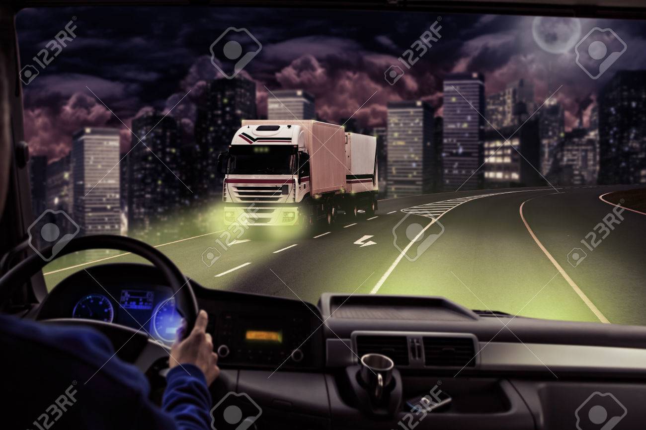 {Auto cockpit straße
51} Fahrer Sicht Aus Dem Cockpit Eines LKW Auf Der Straße Lizenzfreie ... | {Auto cockpit straße
51}