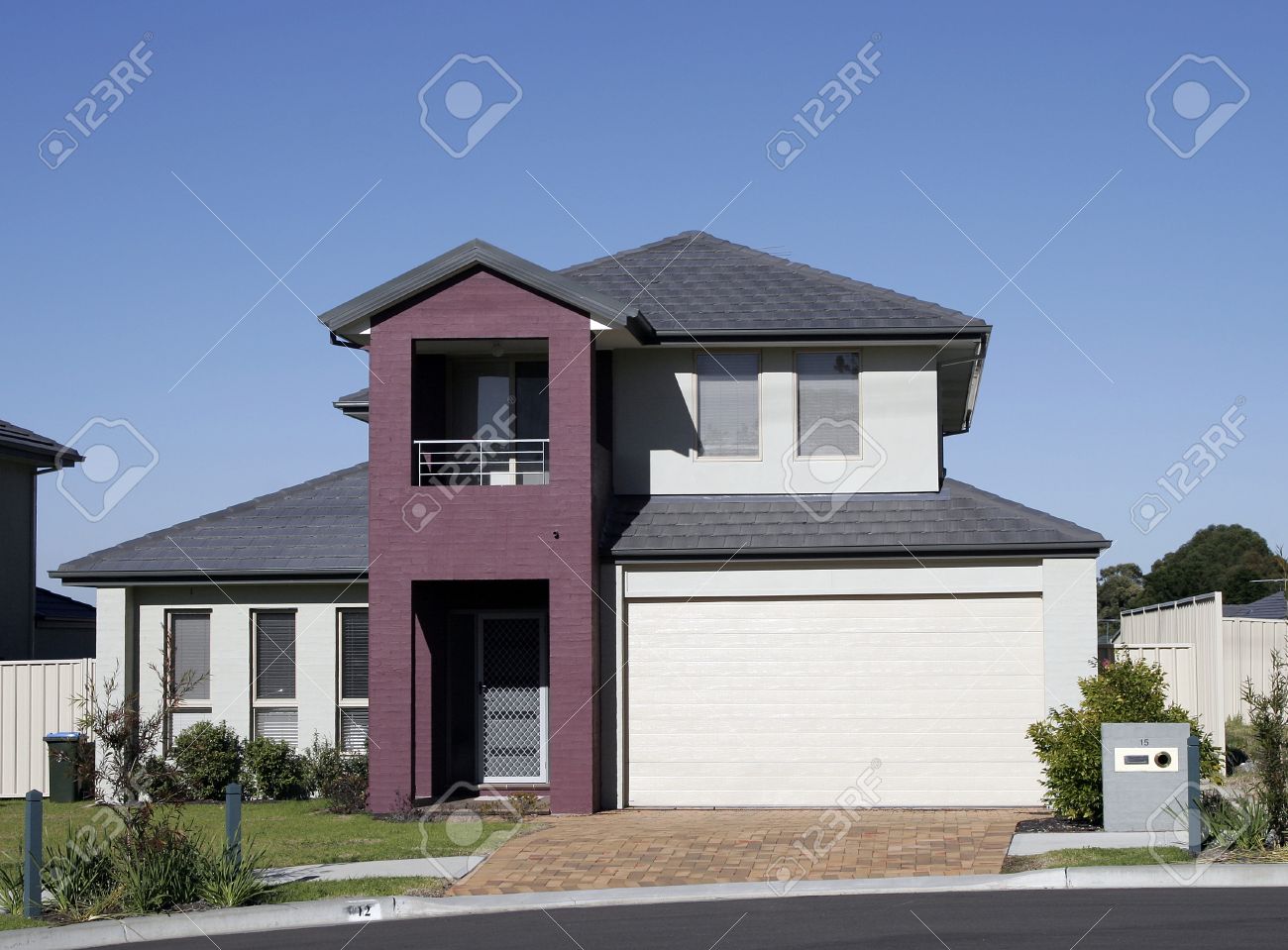 Moderne stadt haus in einem vorort sydney on a summer day australien lizenzfreie bilder