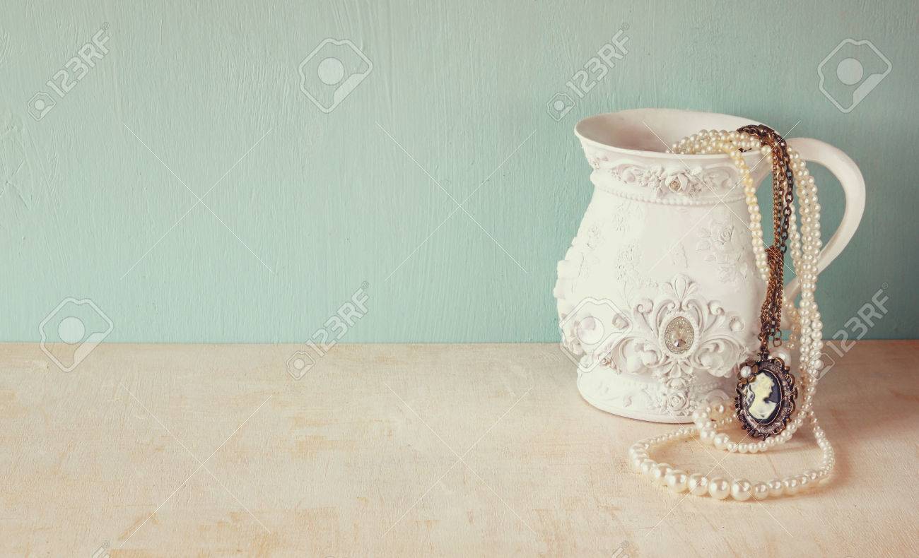Legno bianco vintage: vintage sfondo a mano con fiori bianchi di ...