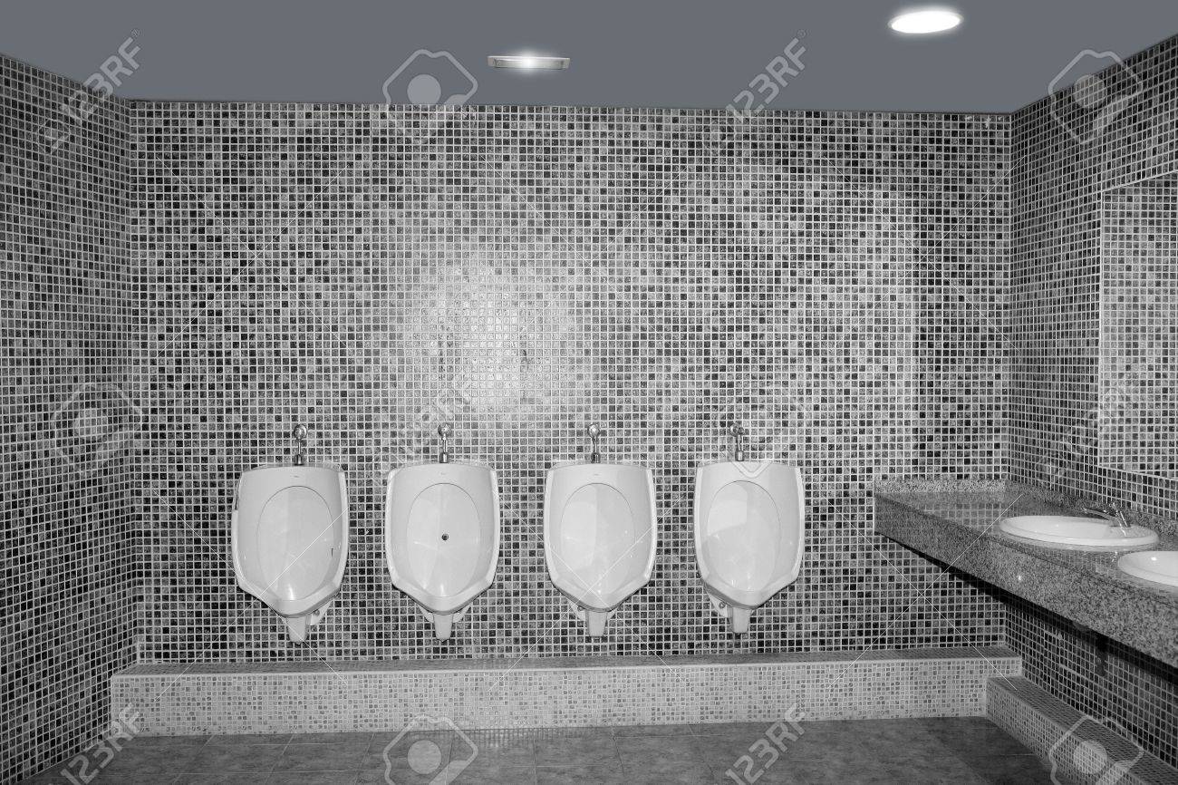Salle de bains urinoir dans une ligne en gris carreaux noir et ...