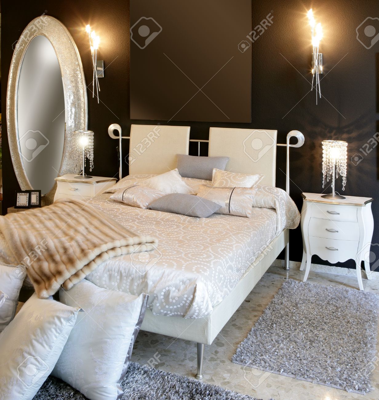 Chambre moderne en argent miroir ovale lit blanc mur noir banque d ...