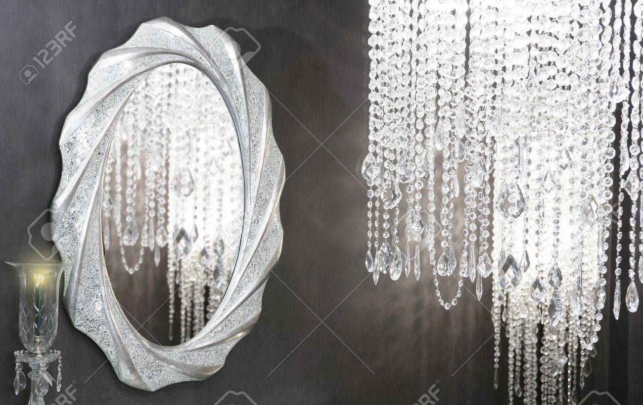 Crystal strass lampe ovale spiegel moderne dekoration auf schwarze wand lizenzfreie bilder 8621806