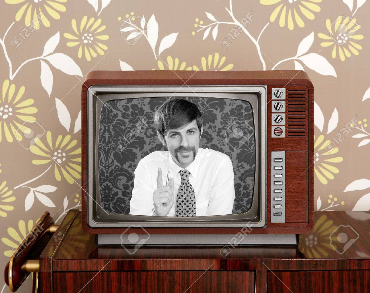 Tv presentator snor man in houten retro televisie bruin behang ...