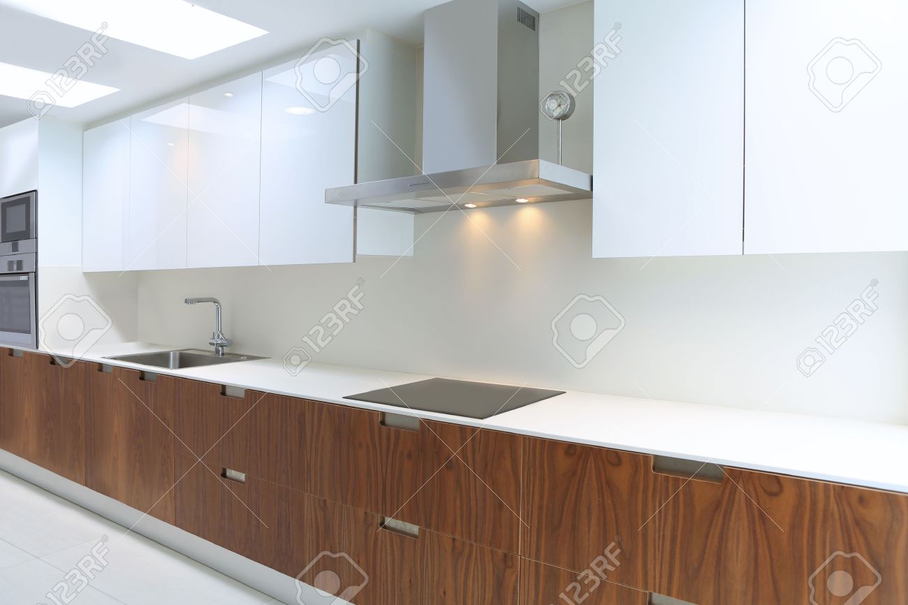Réelle cuisine moderne en blanc et en bois de noyer intérieur de ...