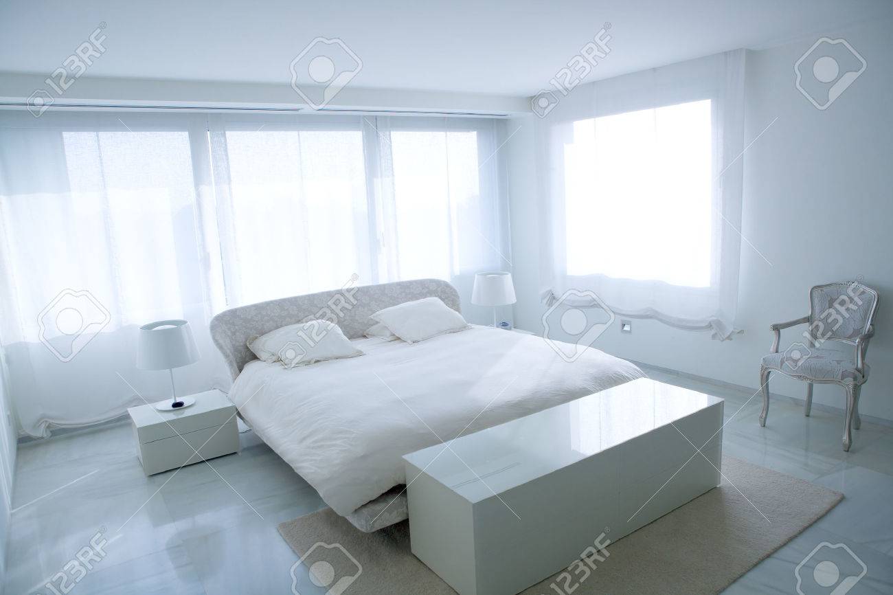 Modern wit huis slaapkamer met marmeren vloer en lichtgevende ...