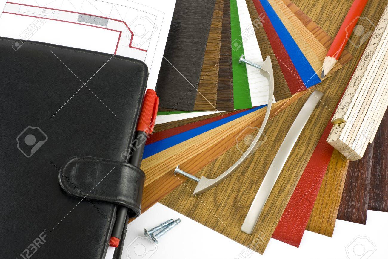 Rivestimenti per mobili da cucina, con una matita, un righello e ... Rivestimento laminato mobili