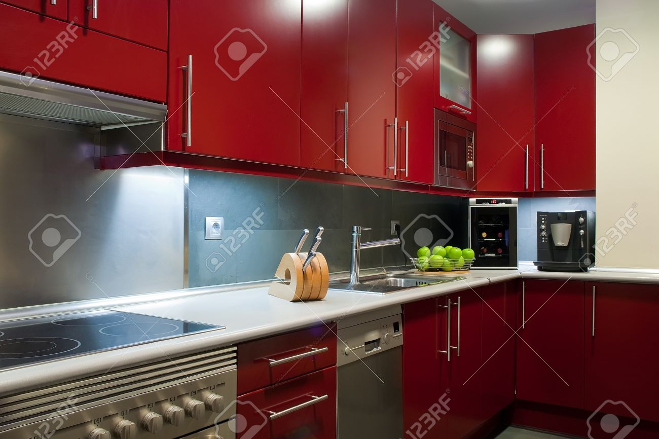 Cuisine moderne dans les couleurs rouge et gris banque d'images et ...