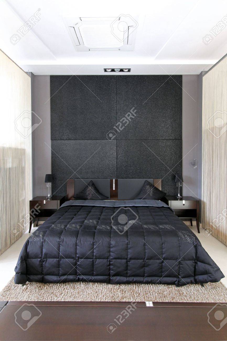 Moderne kleine slaapkamer interieur met groot tweepersoonsbed ...