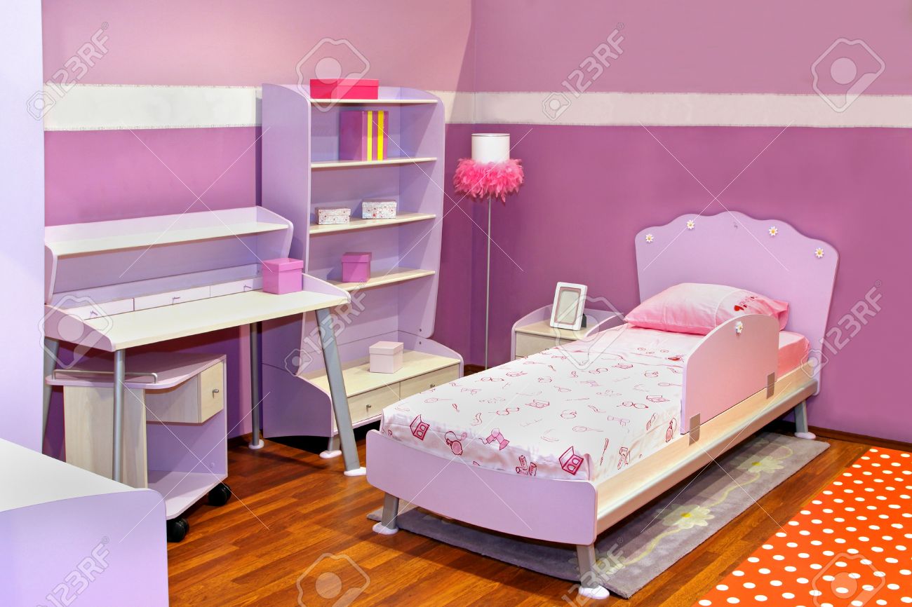 Moderne kinder schlafzimmer interieur mit rosa möbel lizenzfreie ... Schlafzimmer flieder grau