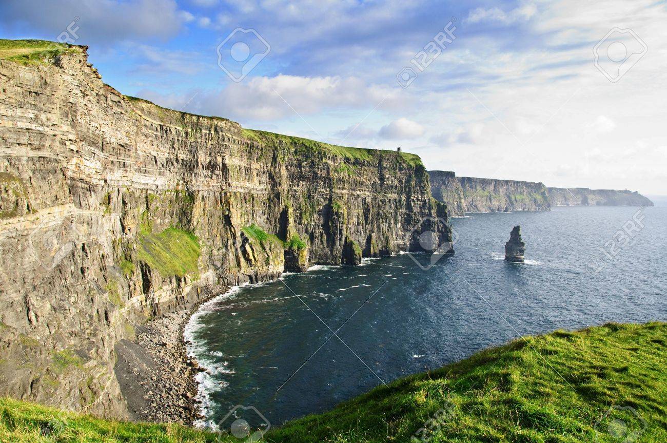 Foto de archivo , Fotos famosos acantilados de moher, la torre del castillo, la costa oeste de Irlanda