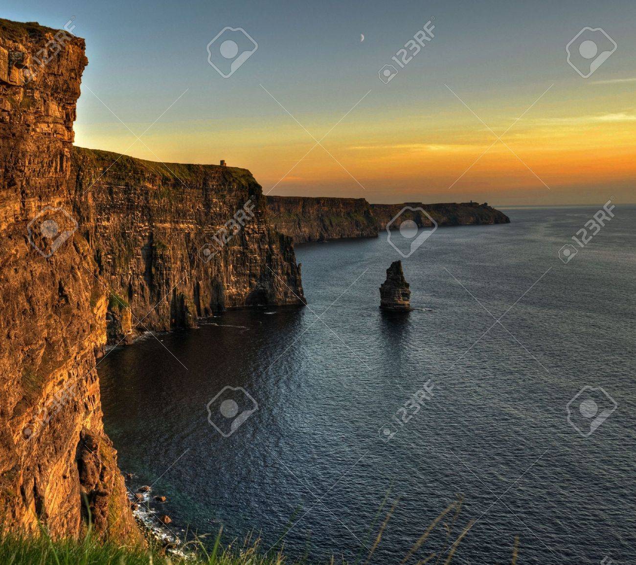 Foto de archivo , fotos famosos acantilados de Moher, puesta del sol, County Clare, Irlanda