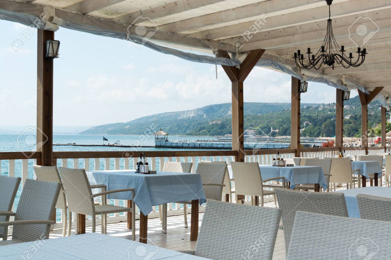 Ristorante tavoli e sedie bianche, costa del mar nero, balchik ...