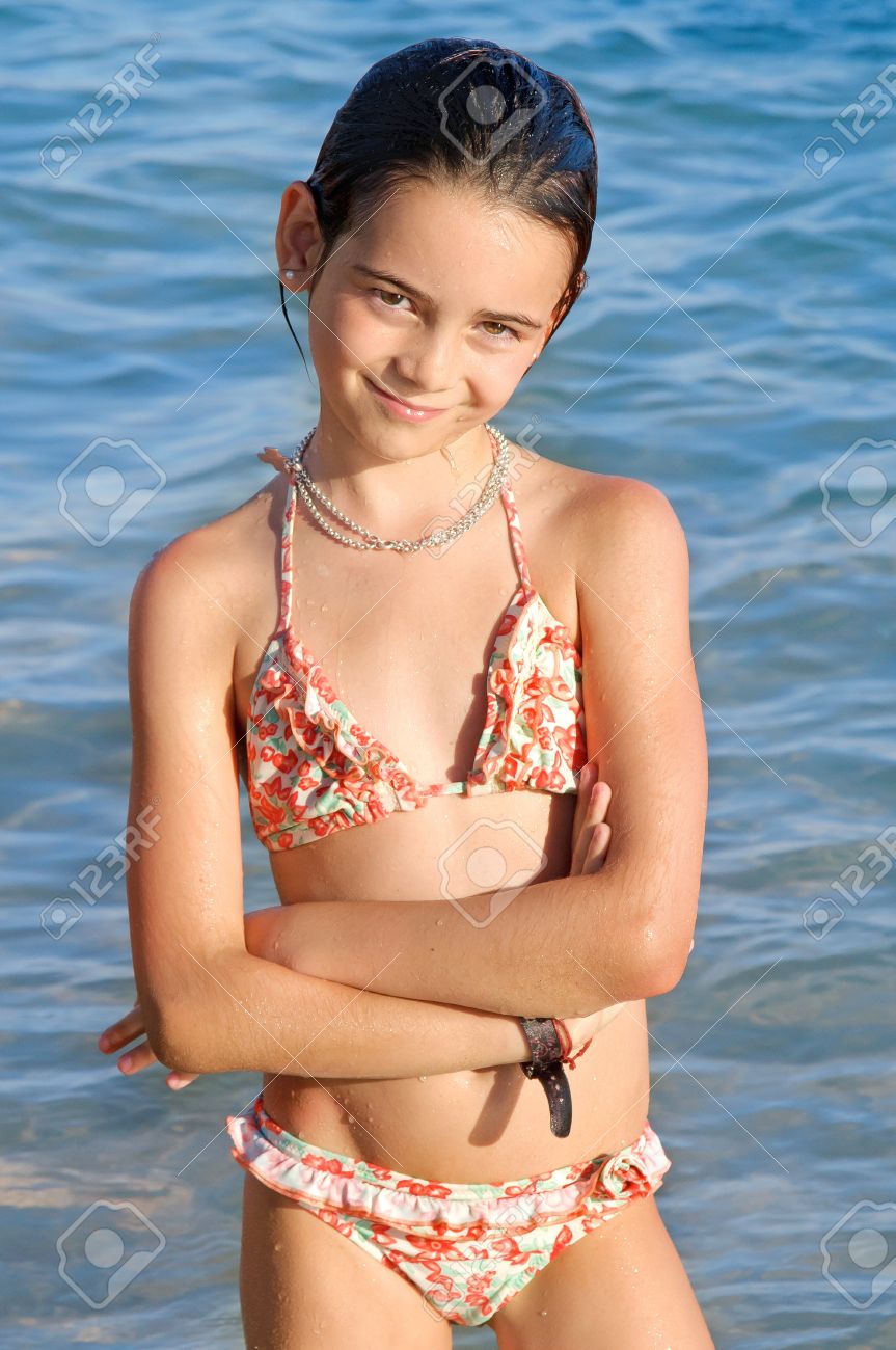 http://previews.123rf.com/images/verkoka/verkoka1308/verkoka130800102/21382508-little-girl-on-the-beach-Stock-Photo.jpg