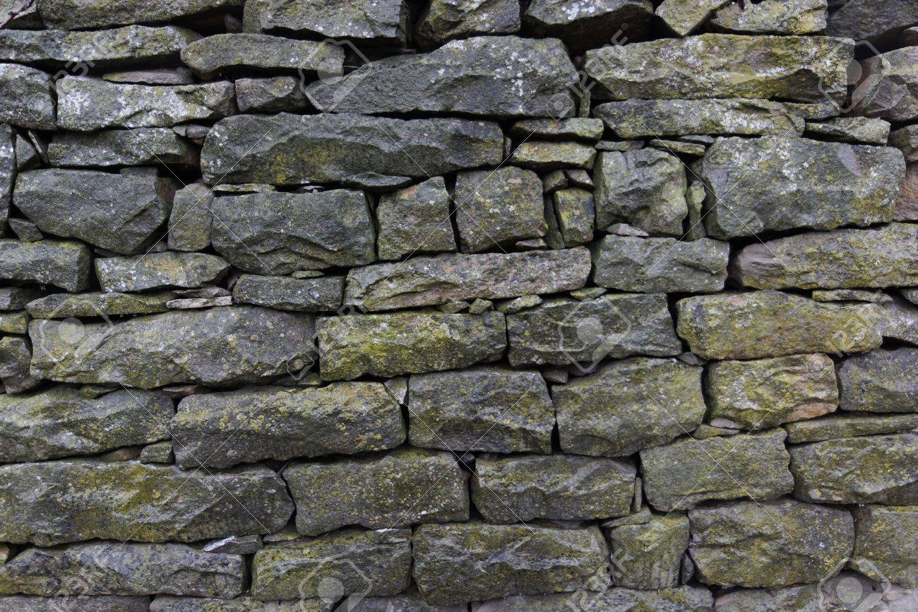 Moosigen nassen stein wand hintergrund lizenzfreie fotos, bilder ... Steinwand