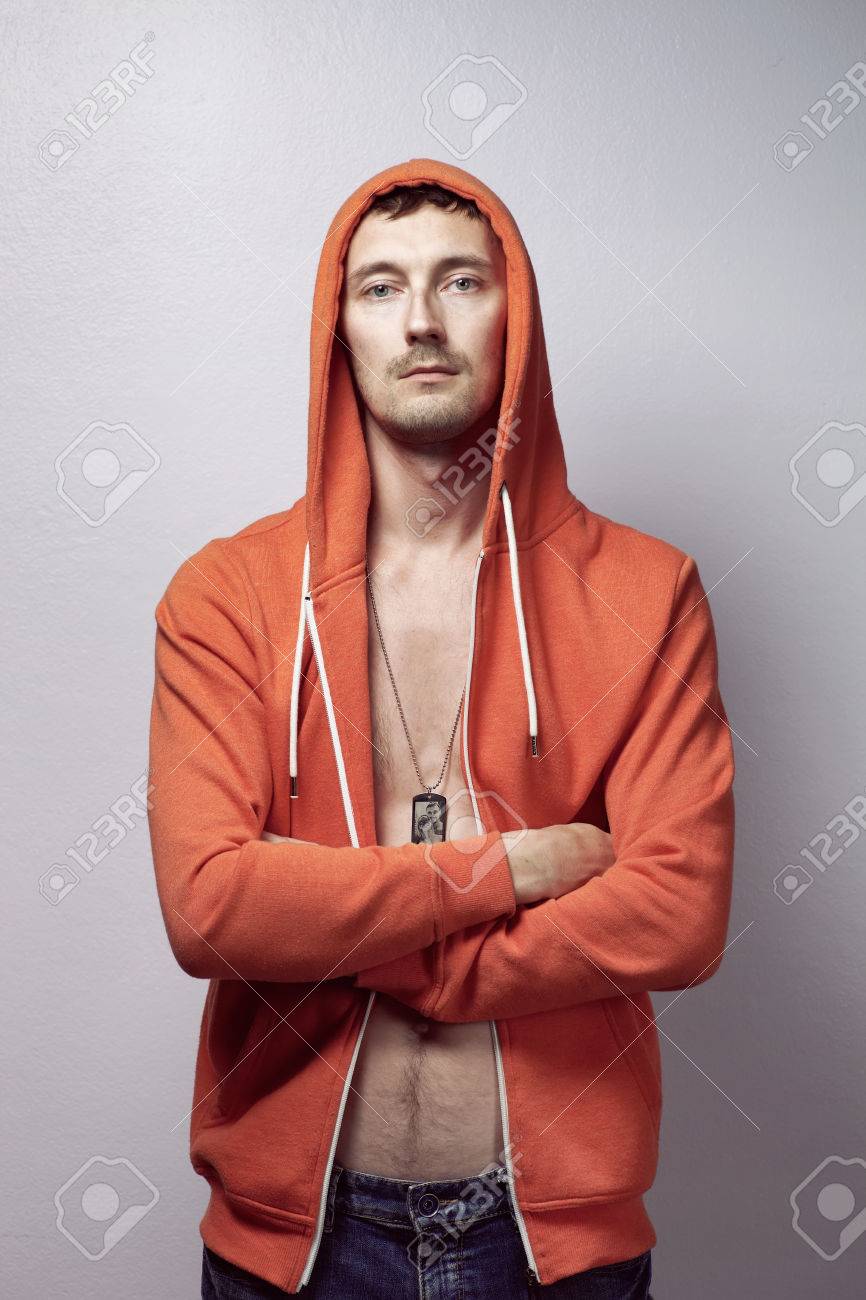 24873218-Uomo-brutale-in-giacca-rossa-co