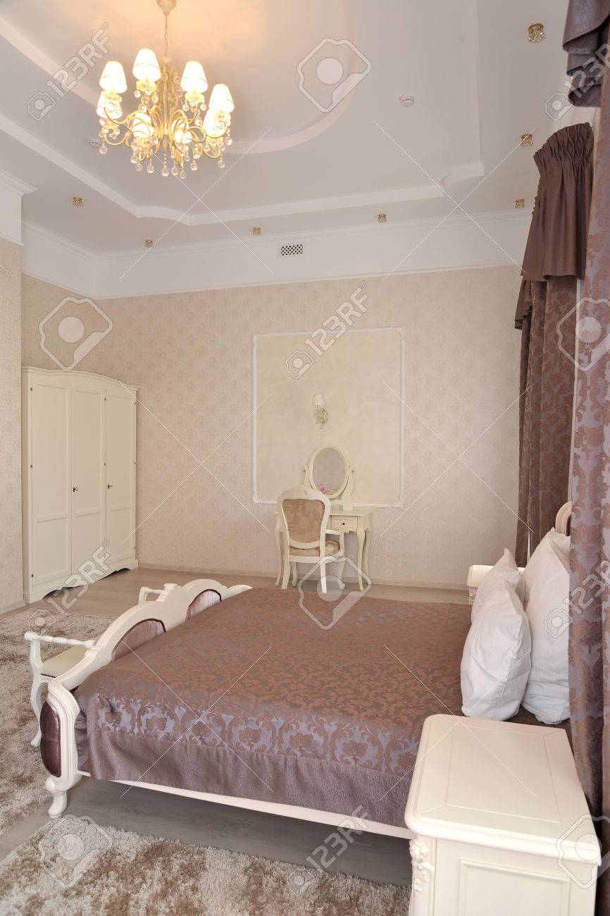 Frammento di un interno di una camera da letto di una doppia ... Lampadari classici per camera da letto