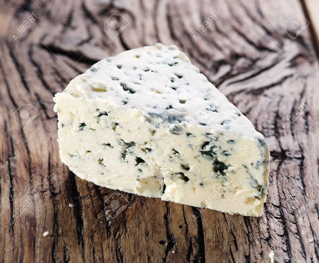 Fette di formaggio blu danese su un vecchio tavolo di legno. foto ... Tavolo vecchio