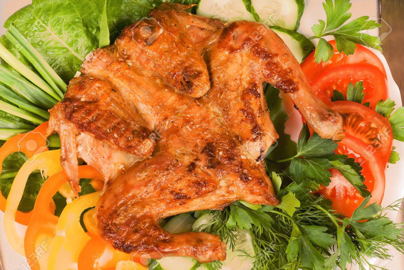 Gegrilde kip tapakats (tabaka) met groenten en een glas rode wijn ...