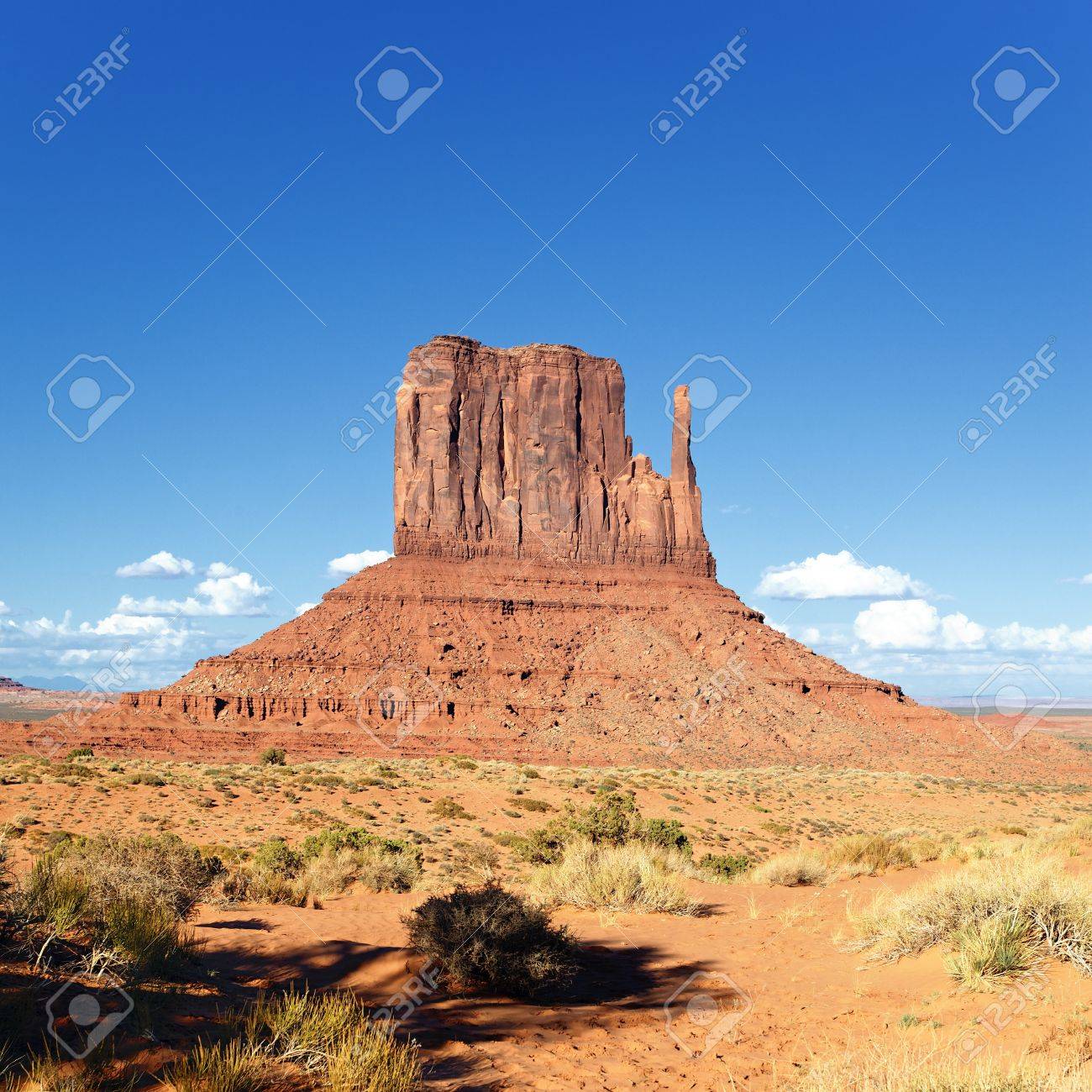 Foto de archivo , Los Mittens acantilados famosos en Monument Valley Navajo Reservation en el desierto de EE.UU. Red