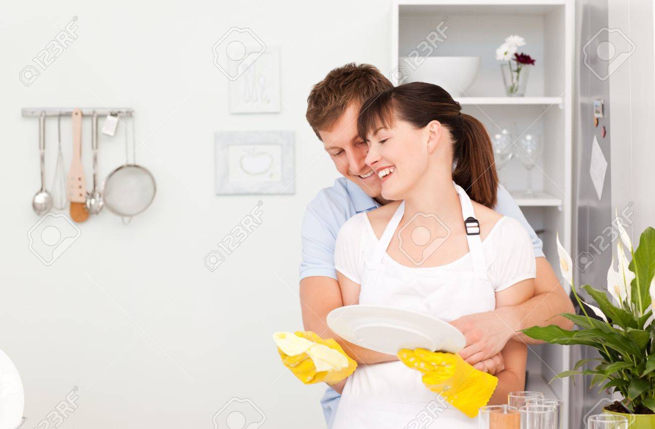 Жена моет Жена моет мужа