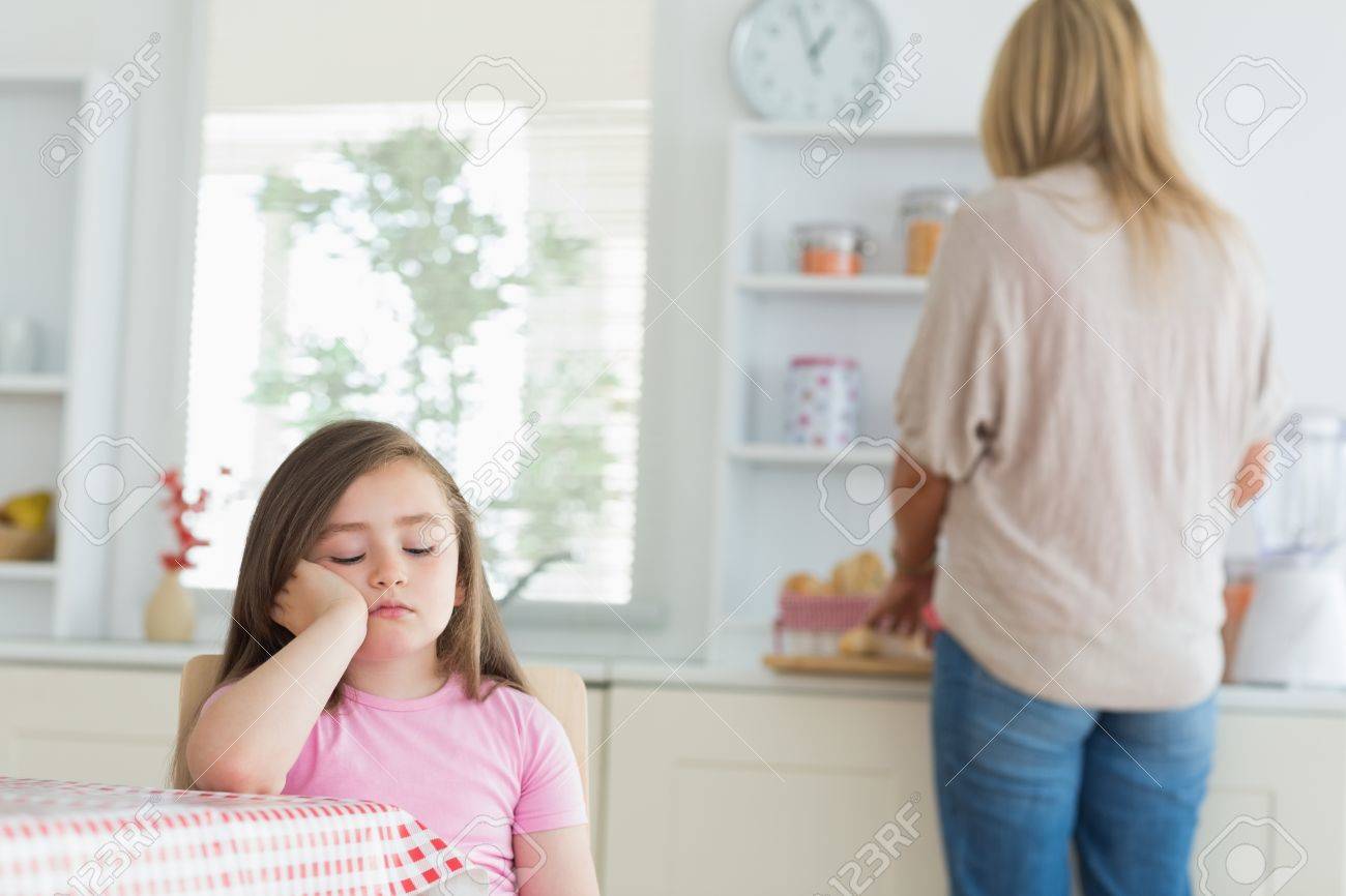 Enfant qui s'endort à table de la cuisine avec la mère de ...