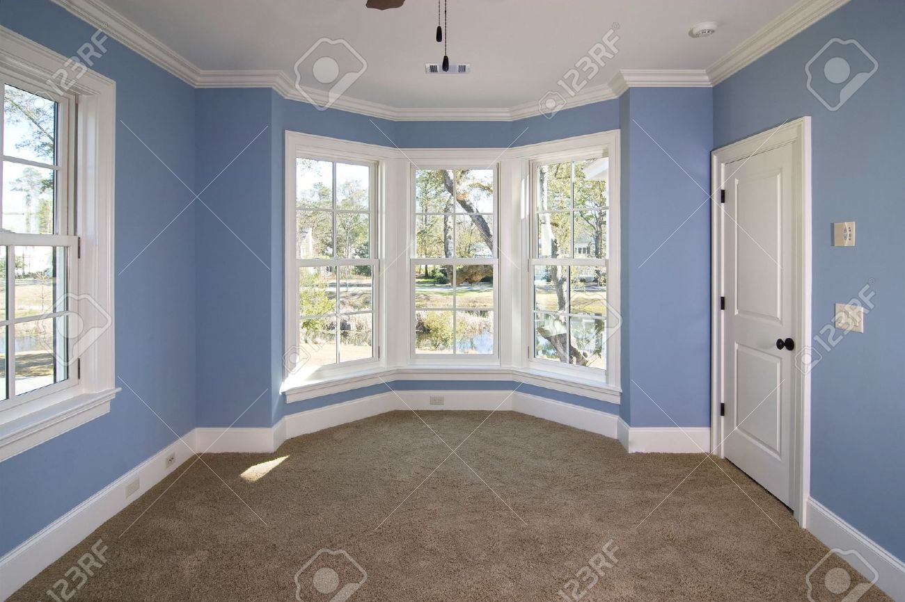Blau schlafzimmer mit vielen fenstern mit blick auf teich ...