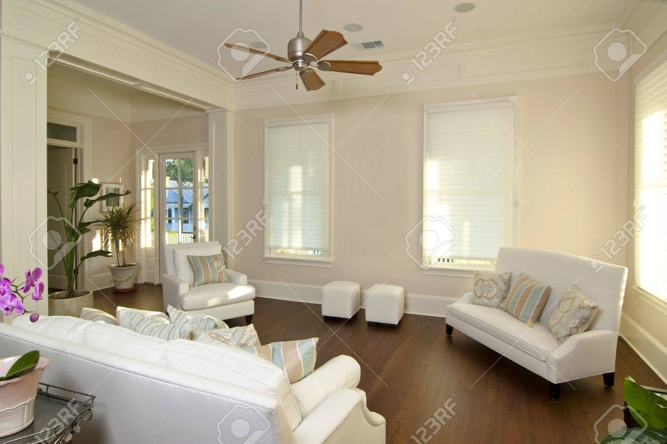 Elegante moderne woonkamer met witte meubels royalty vrije foto ...