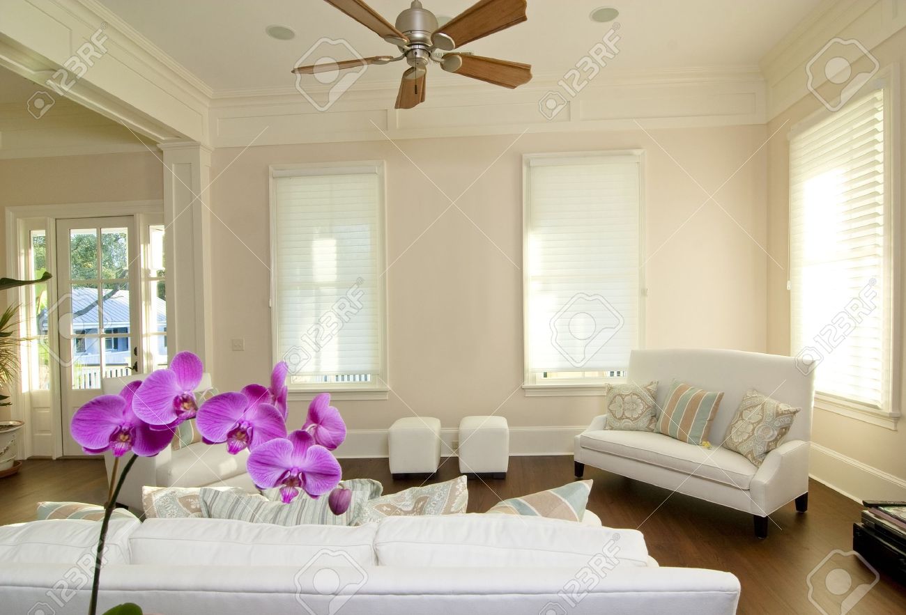 Mooie moderne woonkamer met witte meubels en orchidee royalty ...