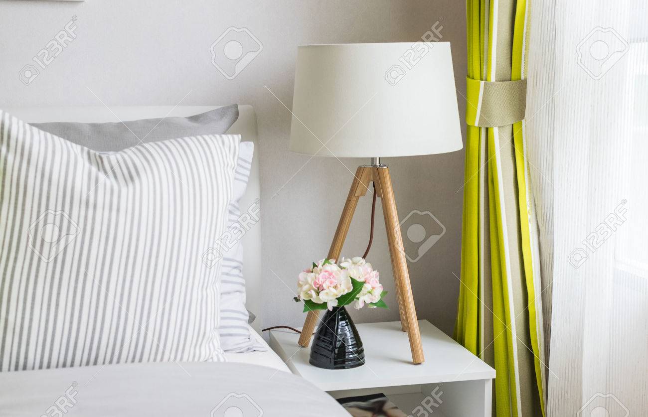 Banque dimages chambre moderne avec lampe de bois à la maison