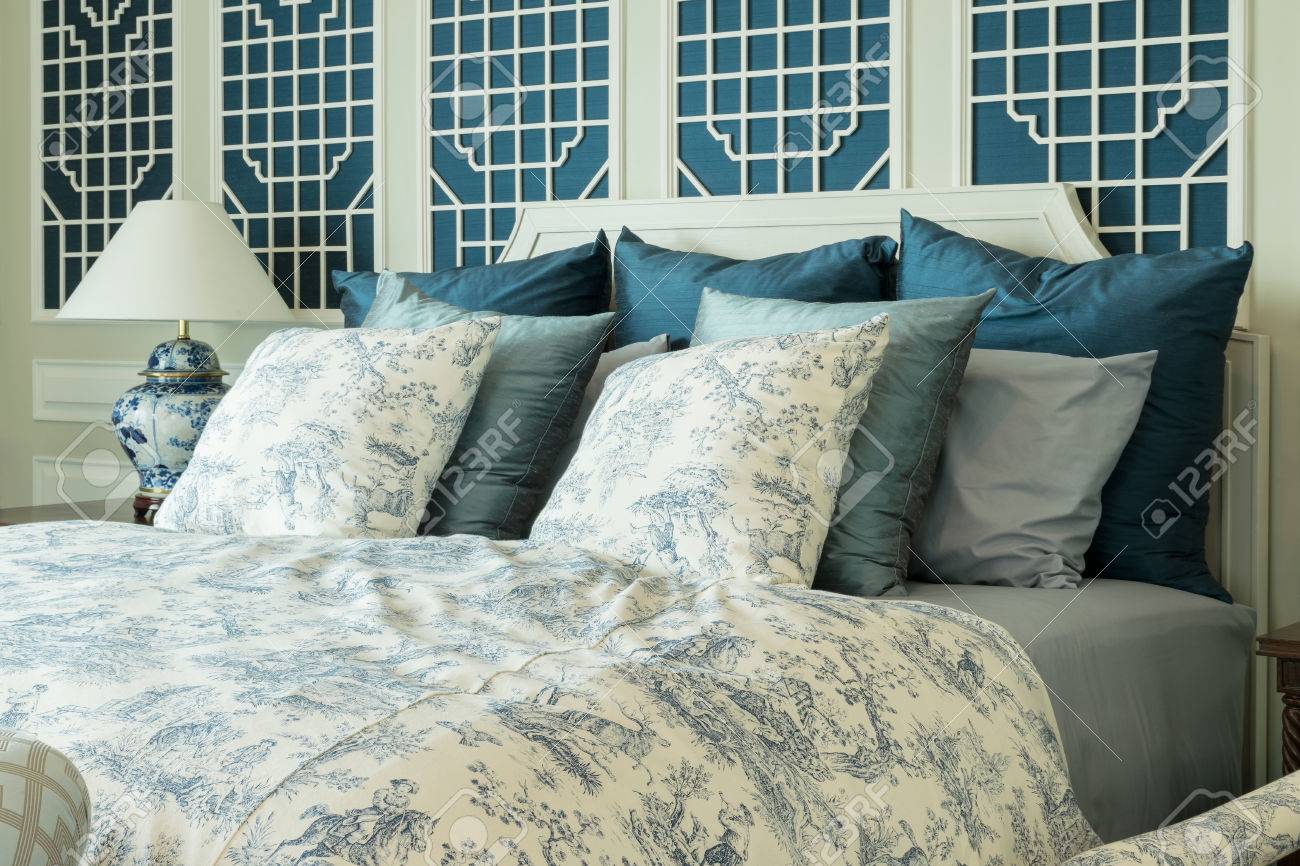Klassieke stijl slaapkamer met blauwe kussens en chinese lamp ... Ontwerp slaapkamer in het blauw
