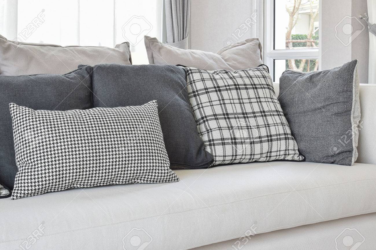 Moderne woonkamer interieur met zwart wit geblokt patroon kussens ... Woonkamer tapijt zwart wit