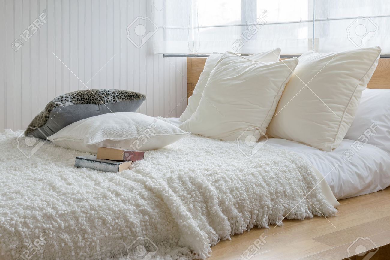 Sylish slaapkamer interieur met zwarte en witte kussens op bed ...