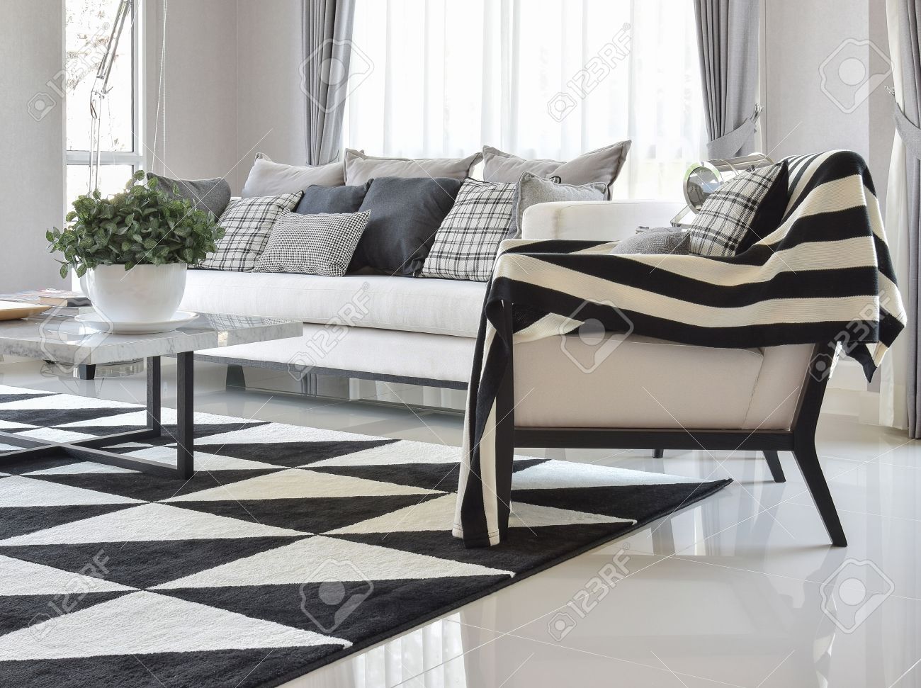 Salon moderne intérieur avec des oreillers en damier noir et blanc ...