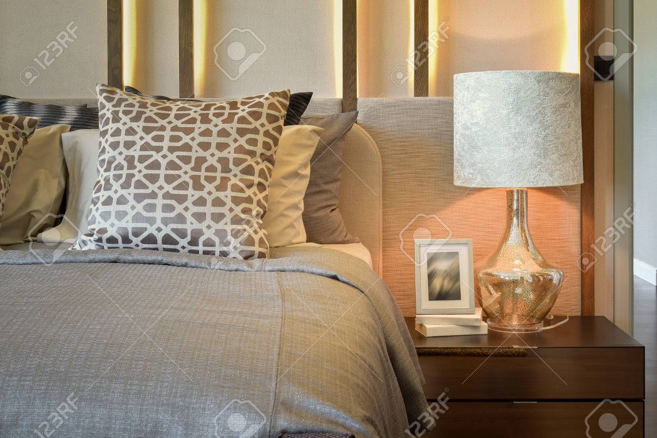 Luxus schlafzimmer mit weißen lampe mit bilderrahmen auf holztisch ... Luxus schlafzimme