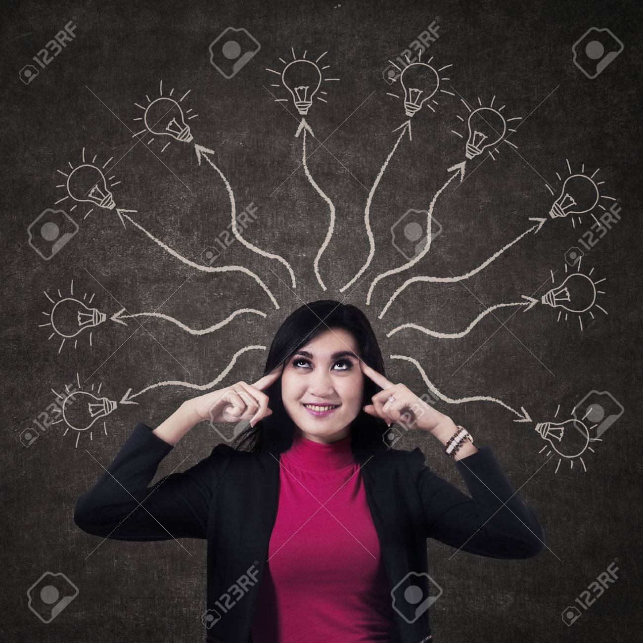 Zakelijke vrouw denken veel ideeën. ze kijken naar vele lamp ...