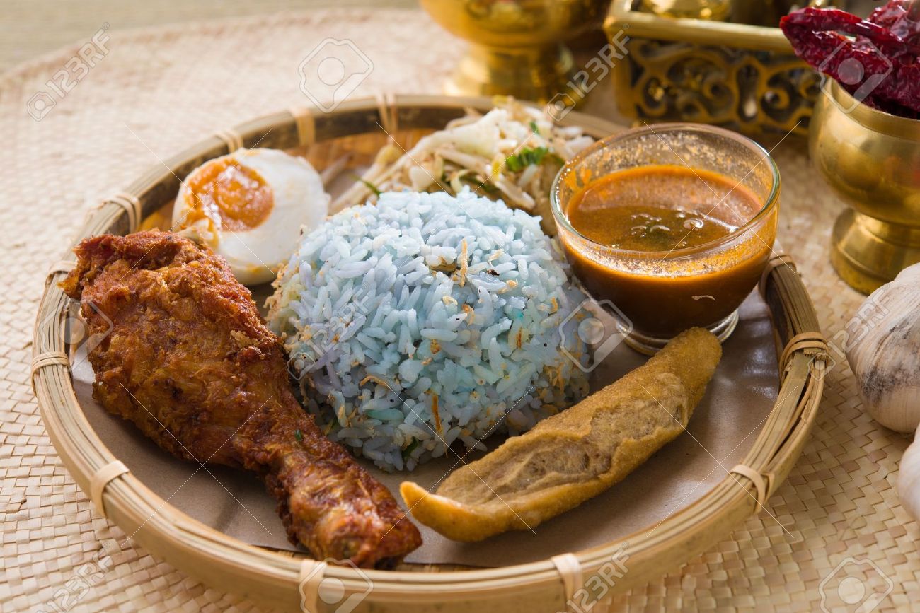 Traditionele maleisische eten. nasi kerabu is een soort nasi ulam ...